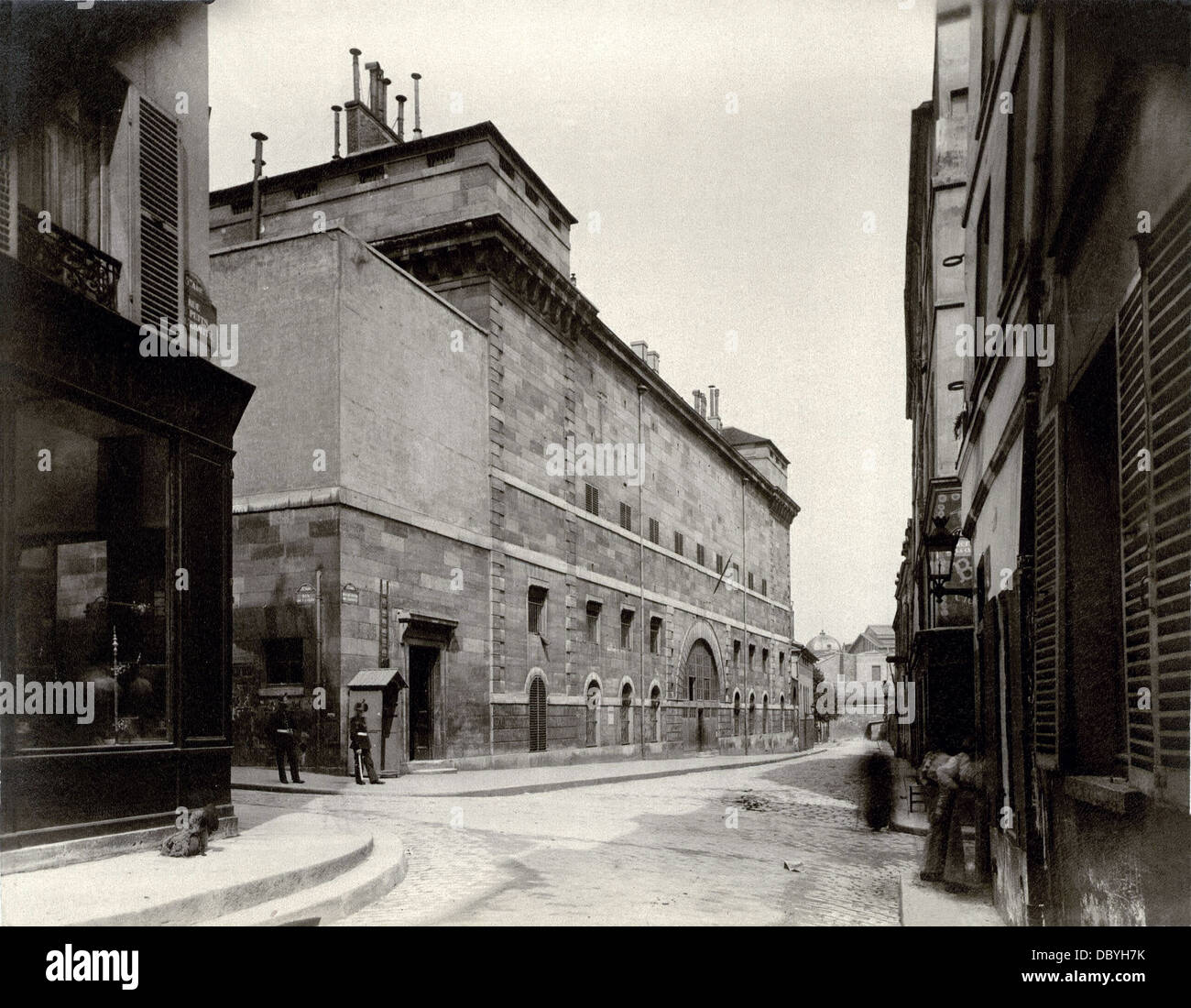 La facciata principale della prigione Sainte-Pélagie a Parigi 5° arrondissement. La prigione è stata demolita nel 1899, maggio. Album positivo Foto Stock