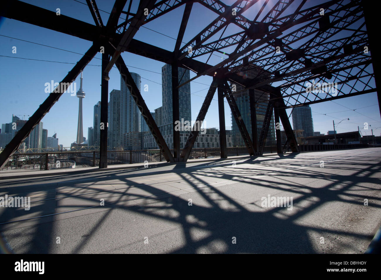 CN Tower Vista da un ponte sul Bathurst Street vicino a Fort York, Toronto, Canada. Foto Stock