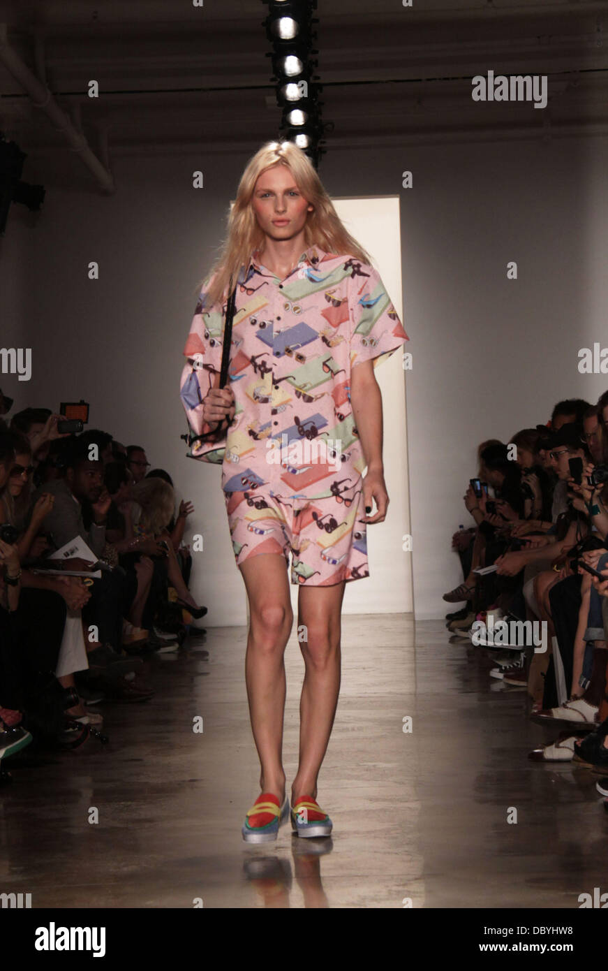 Andrej Pejic presso la New York Mercedes-Benz della Settimana della Moda Primavera 2012 - Jeremy Scott. La città di New York, Stati Uniti d'America - 14.09.11 Foto Stock