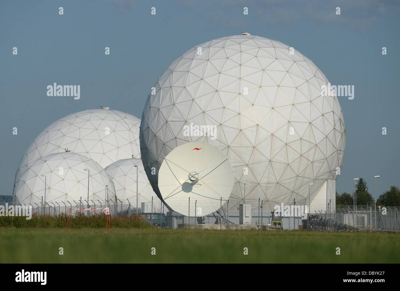 Bad aibling, Germania. 06 Ago, 2013. Radome (radar cupole) sono raffigurati dietro un recinto a Bad Aibling Station vicino a Bad Aibling, Germania, 06 agosto 2013. Bad Albing stazione era una grande stazione di spionaggio di intelligence USA organizzazione NSA (National Security Agency). Foto: ANDREAS GEBERT/dpa/Alamy Live News Foto Stock