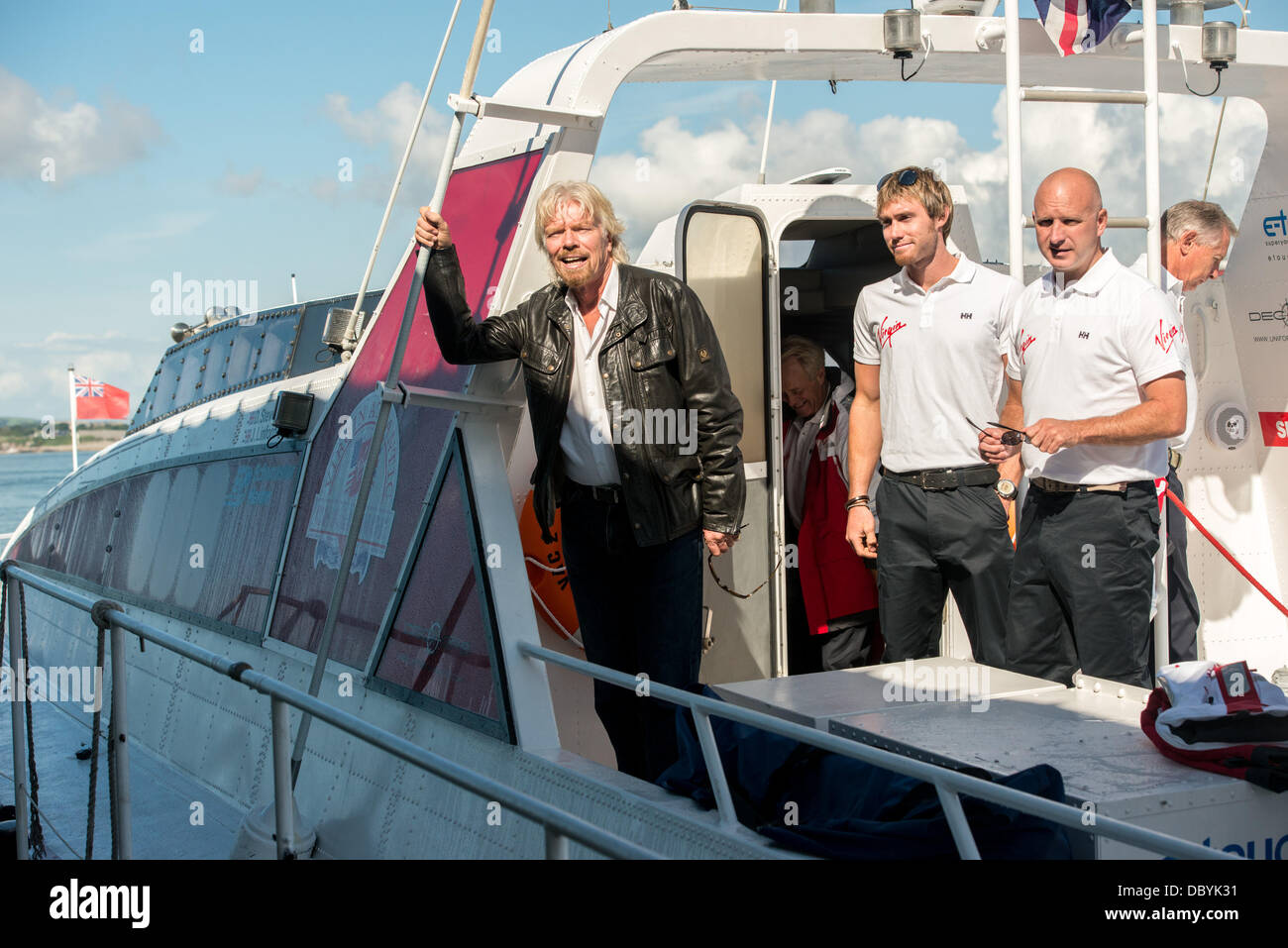 Sir Richard Branson è riunita con il suo vecchio Virgin Atlantic II lascia Plymouth e rende a Fowey Harbour Cornwall. Foto Stock