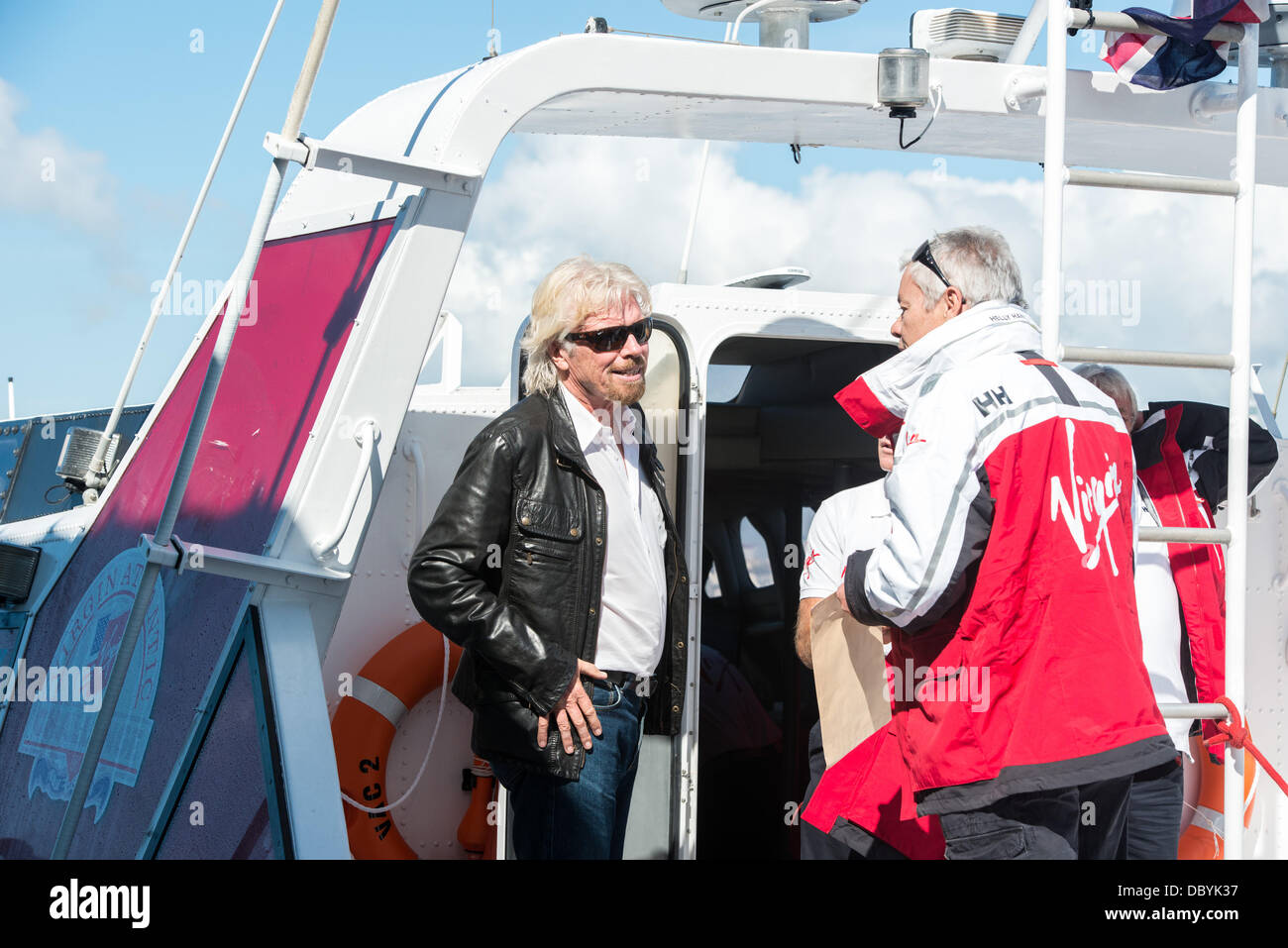 Sir Richard Branson è riunita con il suo vecchio Virgin Atlantic II lascia Plymouth e rende a Fowey Harbour Cornwall. Foto Stock