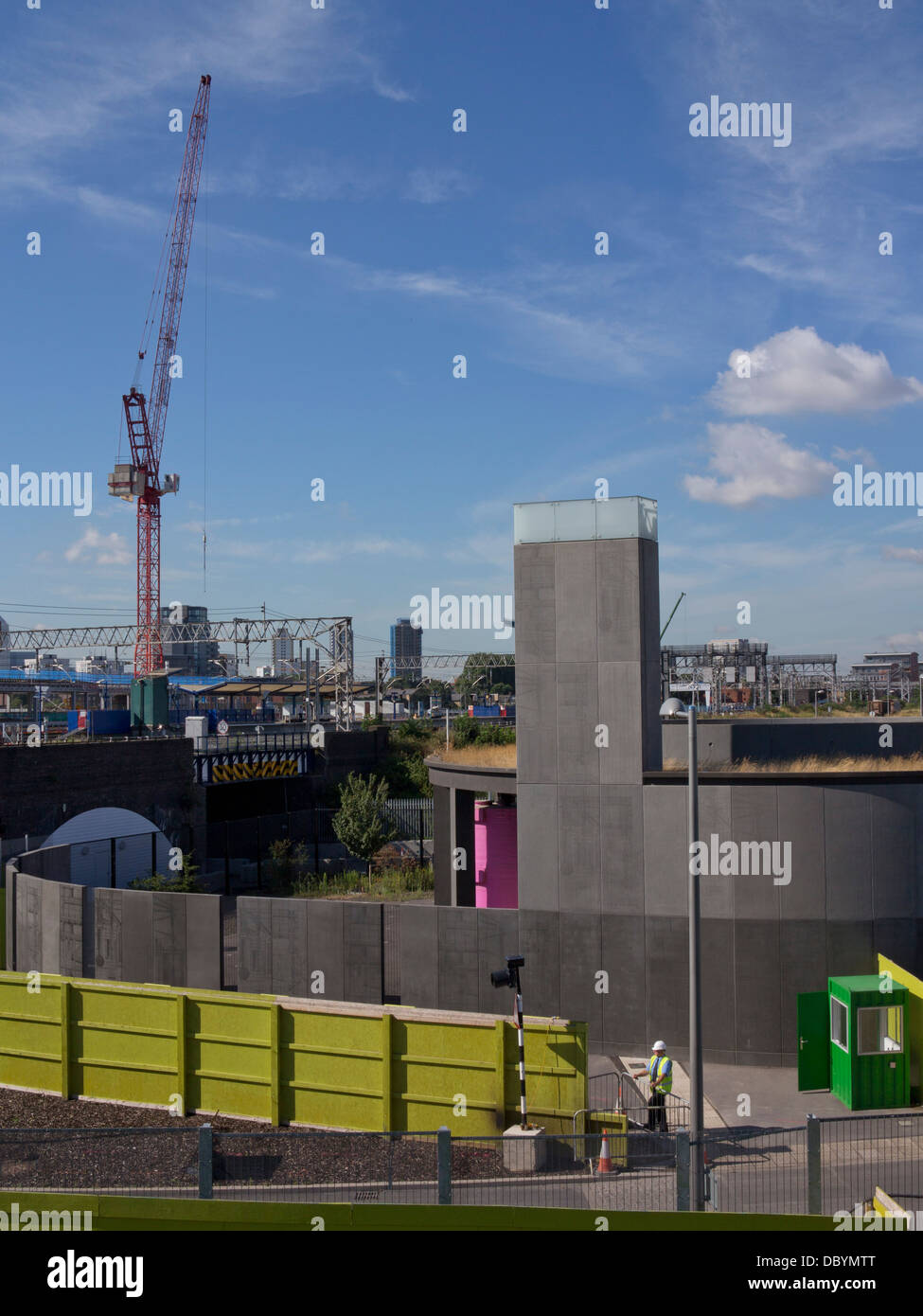 Lavori di costruzione di Crossrail alta frequenza ferrovia per Londra e il sud est dell' Inghilterra dal parco olimpico di Stratford Foto Stock