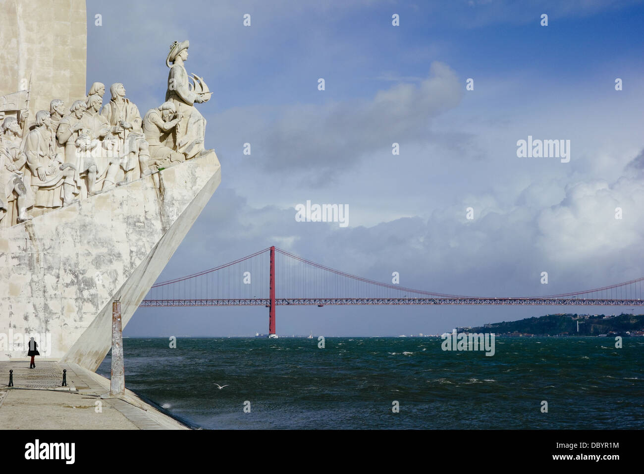 Il Monumento delle Scoperte a Lisbona con il '25 de abril' ponte sullo sfondo. Foto Stock