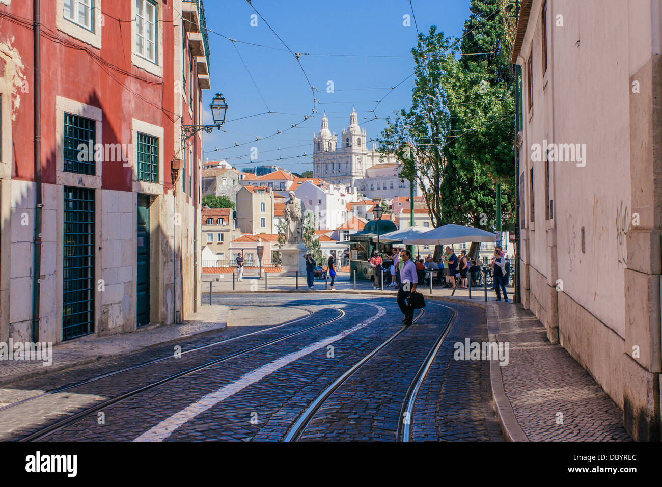 Lisbona scena di strada, con São Vicente de Fora Chiesa sullo sfondo. Foto Stock