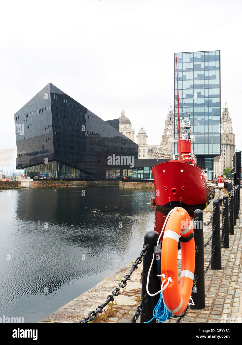 Guardando verso l'isola di Mann con Dock di inscatolamento in Liverpool Regno Unito Foto Stock