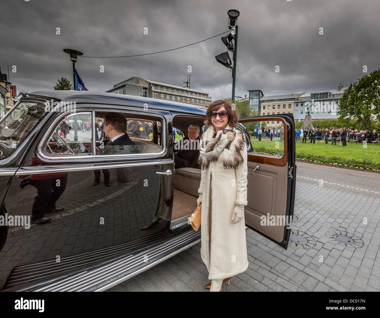 Dorrit Moussaieff, First Lady di Islanda. 1942. Olafur Ragnar Grimsson, il Presidente nell'auto. Foto Stock