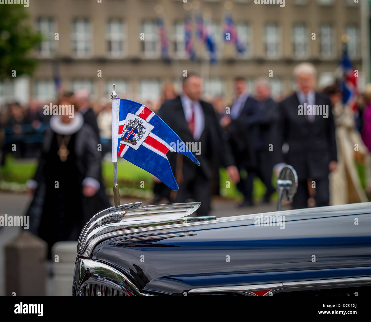 Bandiera dell'Islanda con l'islandese Stemma montato sulla vettura Presidental, un Packard dal 1942. Foto Stock