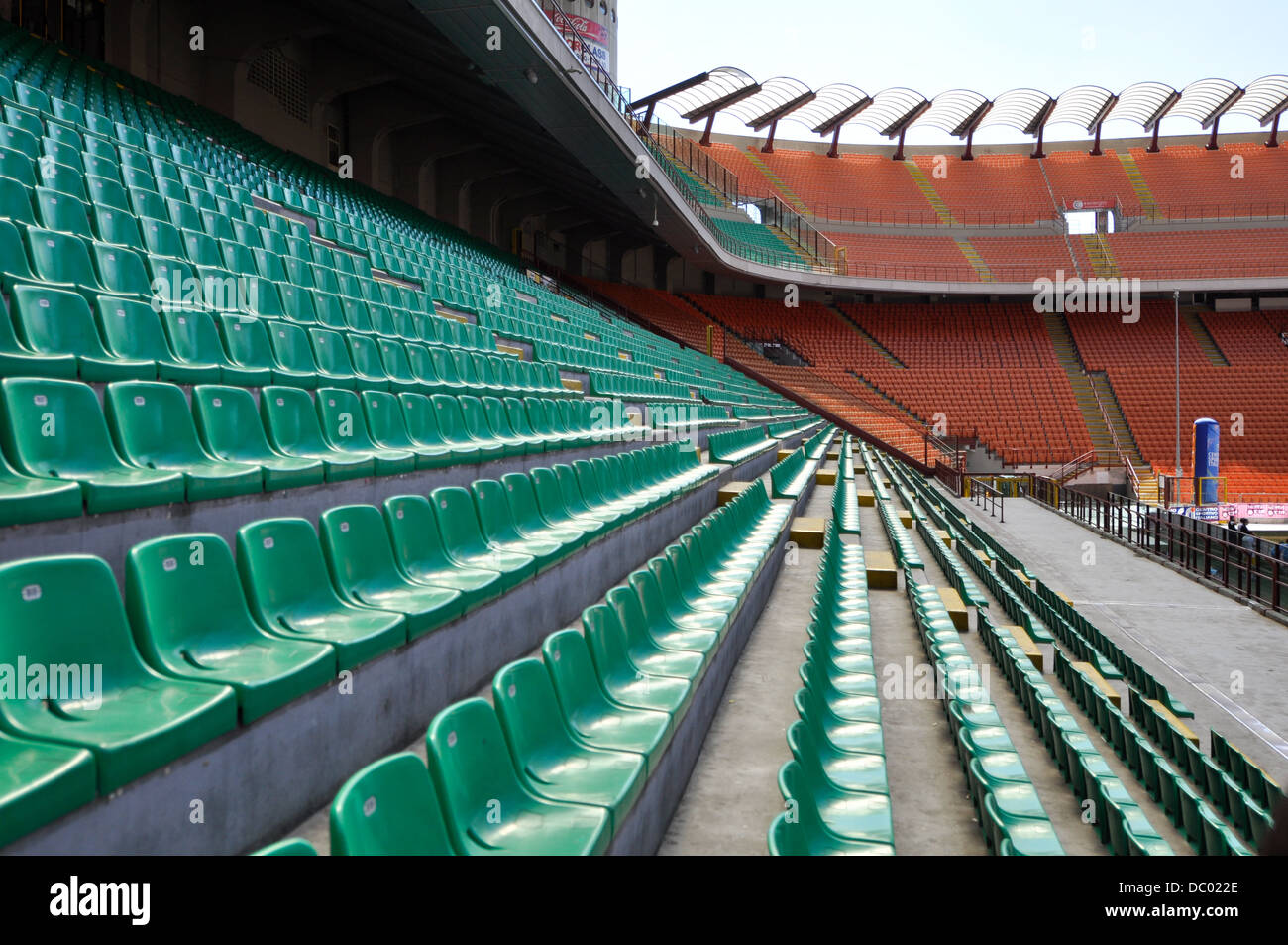 Milan San Siro in un obiettivo grandangolare, uno del più famoso stadio di  calcio nel mondo Foto stock - Alamy