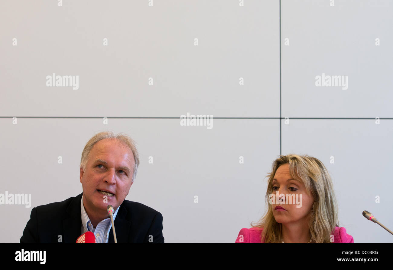 Monaco di Baviera, Germania. 06 Ago, 2013. Il Ministro della Giustizia del Land Baviera Beate Merk e Presidente del tedesco associazione atletica Clemens Prokop parla durante un breve avviso conferenza stampa sul tema della lotta contro il doping nello sport in Monaco di Baviera, Germania, 06 agosto 2013. Foto: PETER KNEFFEL/dpa/Alamy Live News Foto Stock