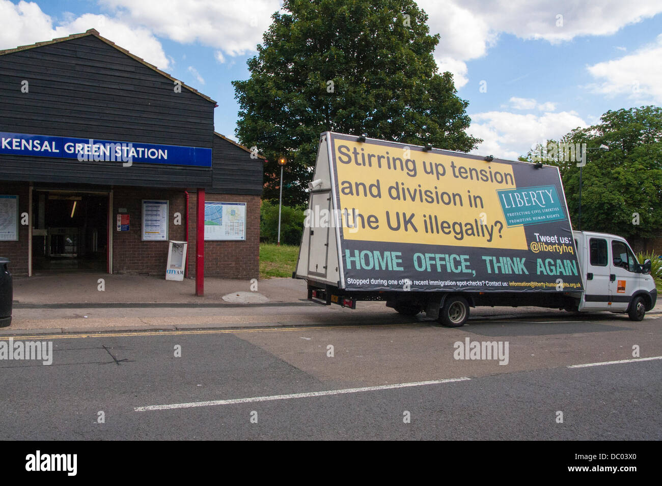 Londra, Regno Unito. Il 6 agosto, 2013. Liberty's Anti_razzista van parcheggiato fino al di fuori Kensal Green Tube Station in risposta alla Home Office controverso della campagna utilizzando una pubblicità di van sollecitando gli immigrati clandestini per andare a casa. Credito: Paolo Davey/Alamy Live News Foto Stock