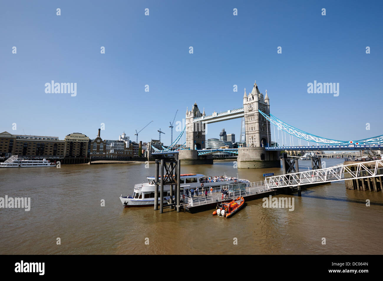 St Katherines molo sul fiume Tamigi di fronte il Tower Bridge di Londra Inghilterra REGNO UNITO Foto Stock