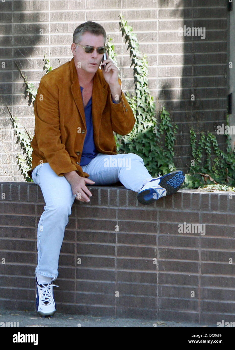 Ray Liotta vestito casualmente in una Giacca scamosciata marrone e blu  chiaro jeans colloqui sul suo iPhone mentre sono fuori e circa in Beverly  Hills. Los Angeles, California - 21.09.11 Foto stock - Alamy