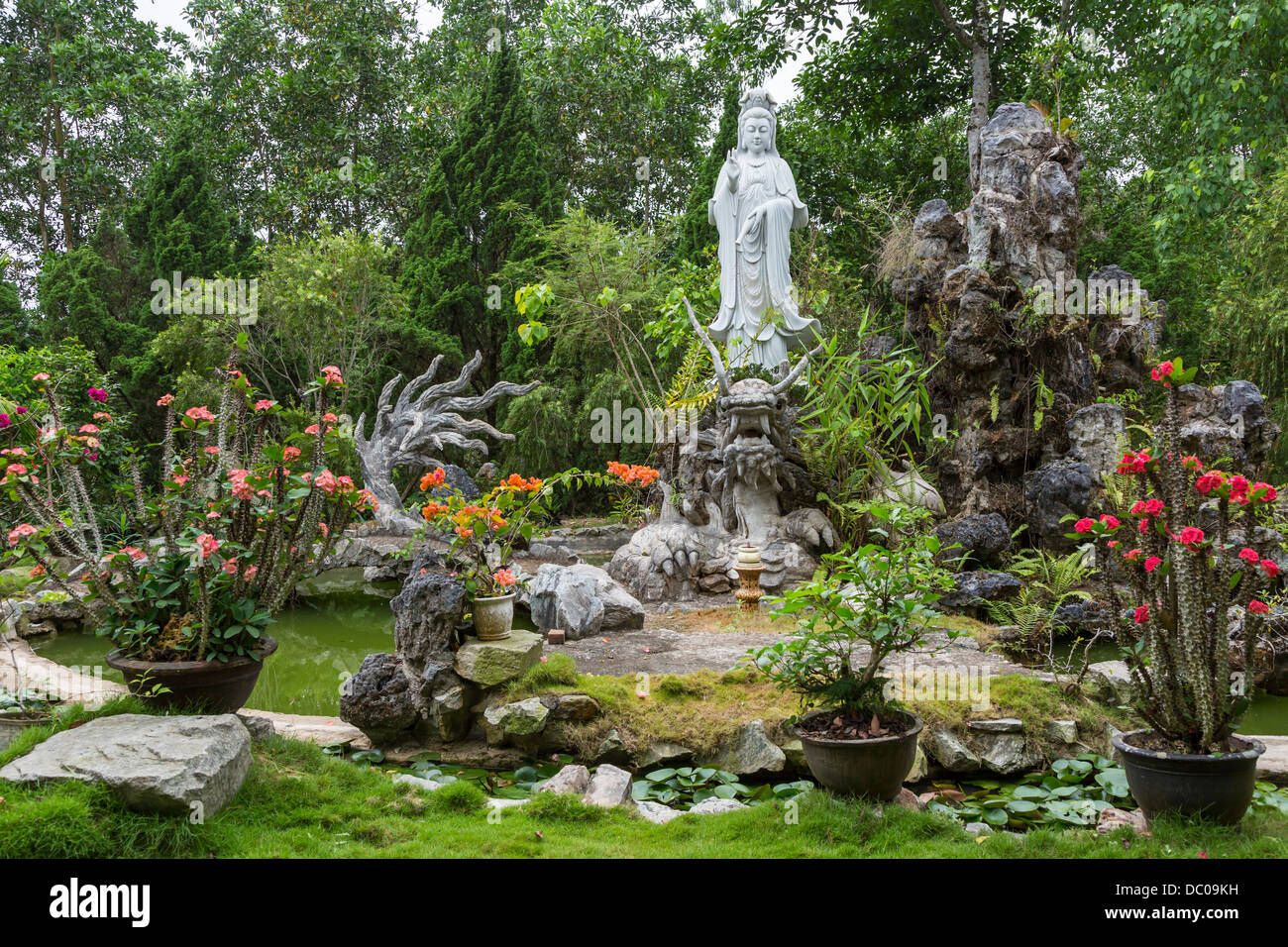 Un santuario buddista e giardini presso la Dong Thuyen Pagoda e il monastero in tinta, Vietnam, in Asia. Foto Stock