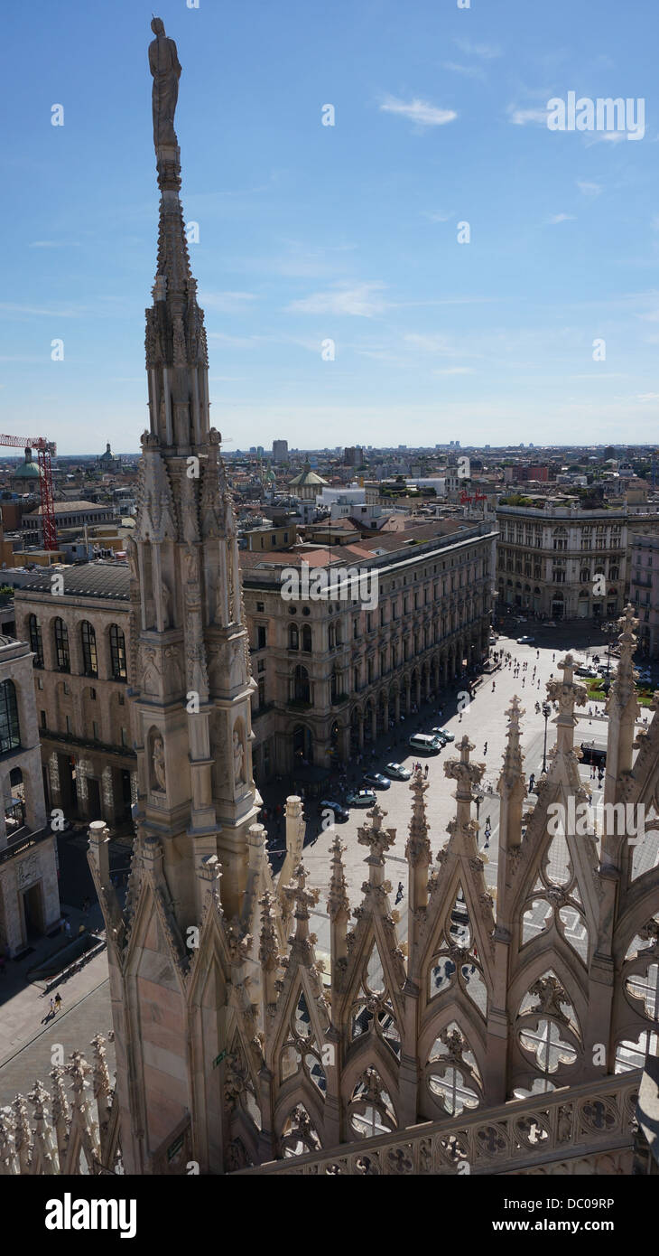 Diverso stile gotico statue del Duomo di Milano, uno dei la più grande chiesa in stile gotico nel mondo. Foto Stock