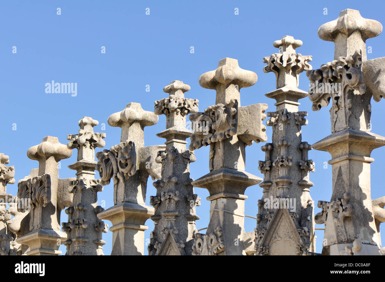 Diverso stile gotico statue del Duomo di Milano, uno dei la più grande chiesa in stile gotico nel mondo. Foto Stock