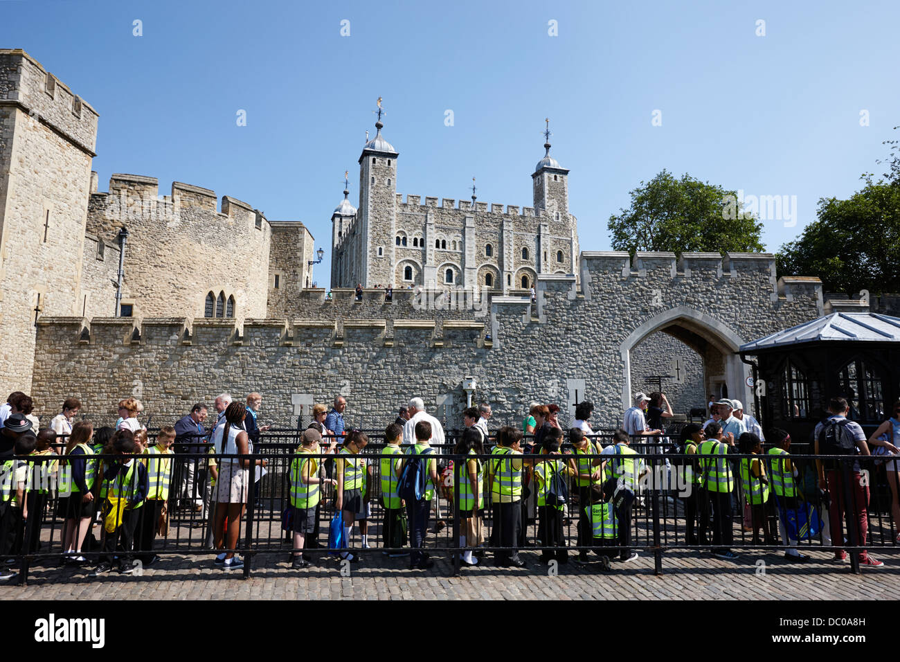 Gita con la scuola gruppo presso la Henry IIIs watergate gruppo ingresso alla Torre di Londra Inghilterra REGNO UNITO Foto Stock