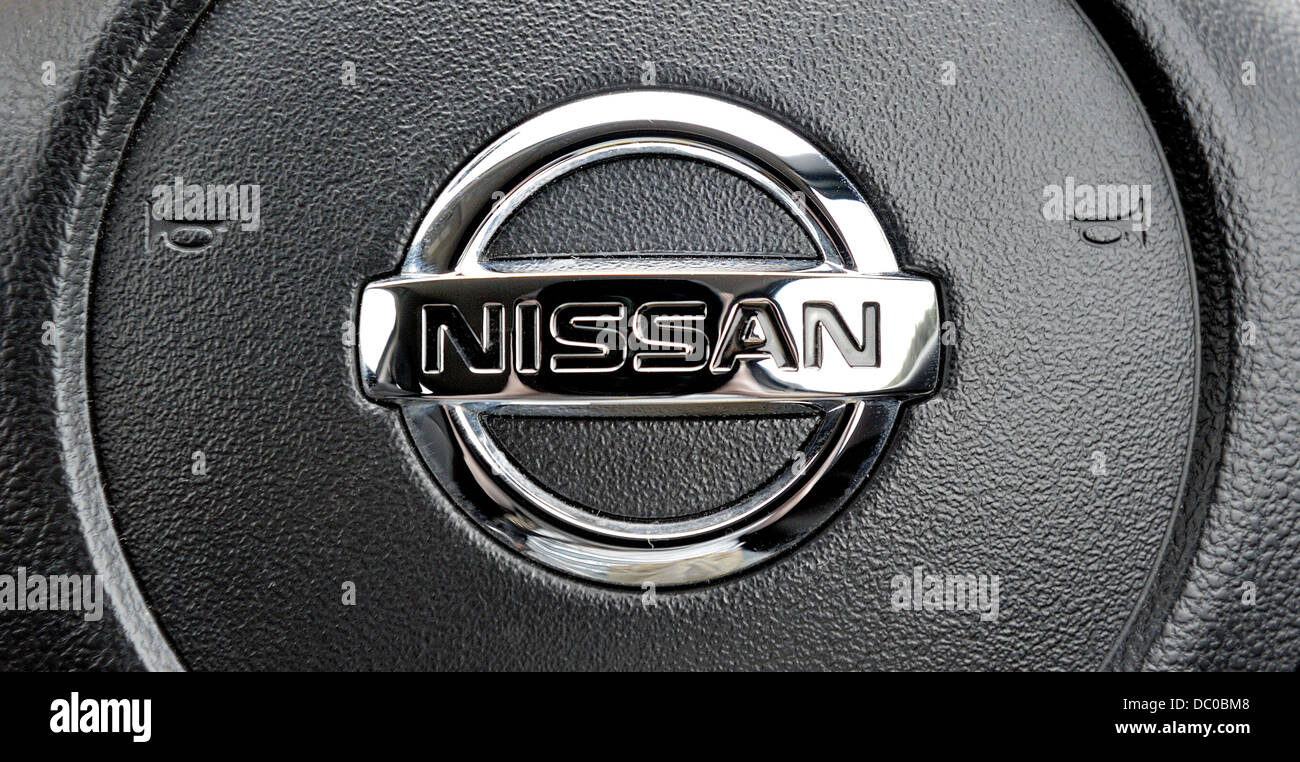 Macchina Nissan logo su di un volante di sterzo Foto stock - Alamy