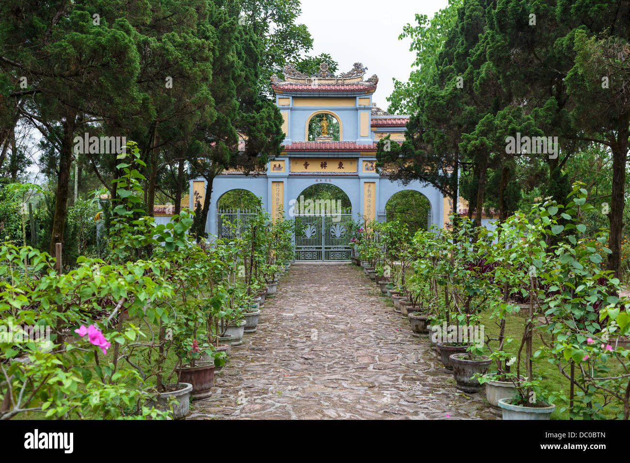 Pagoda gate e giardino a Dong Thuyen Pagoda e il monastero in tinta, Vietnam, in Asia. Foto Stock