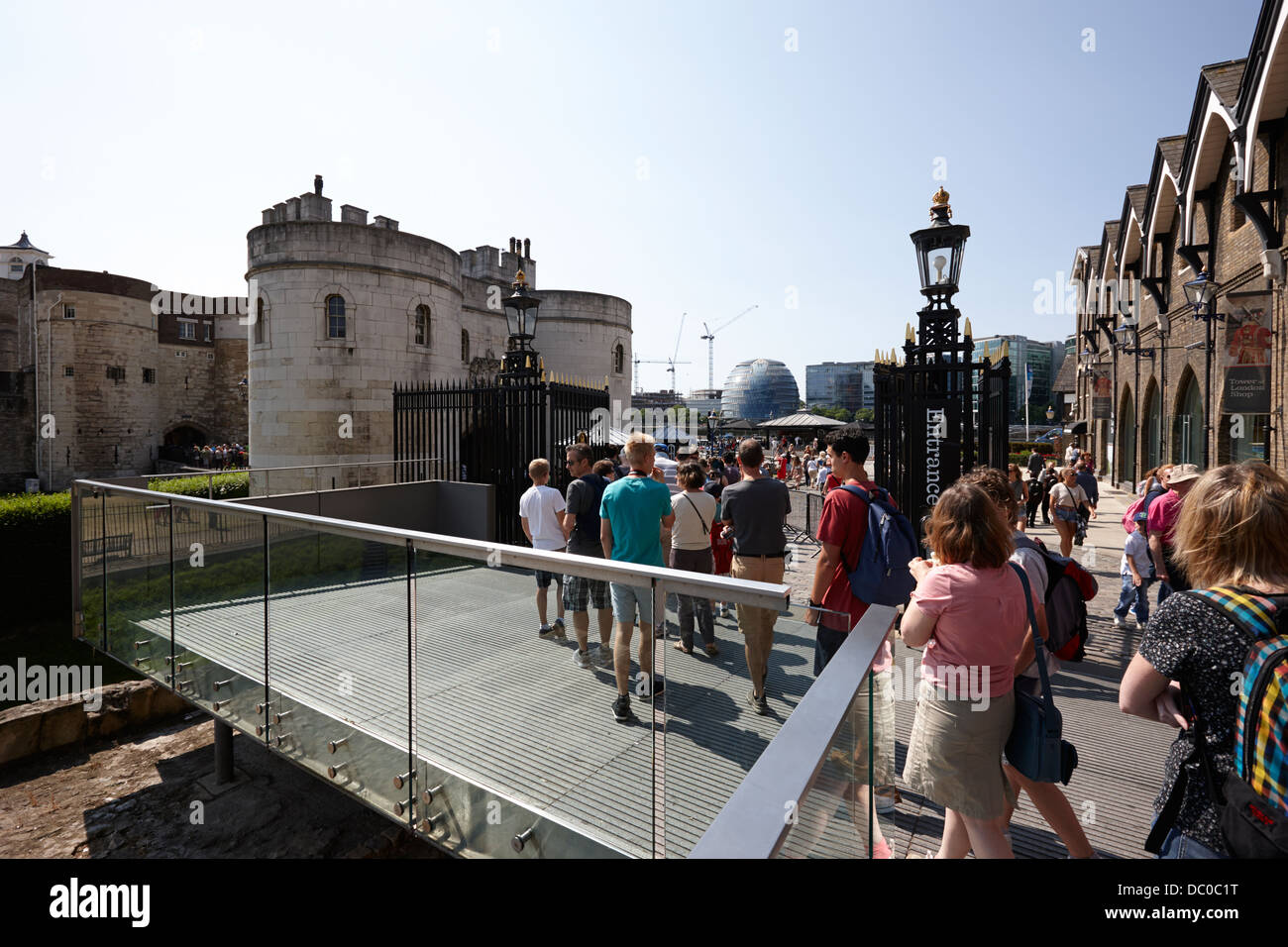 La gente in coda all'ingresso alla Torre di Londra Inghilterra REGNO UNITO Foto Stock
