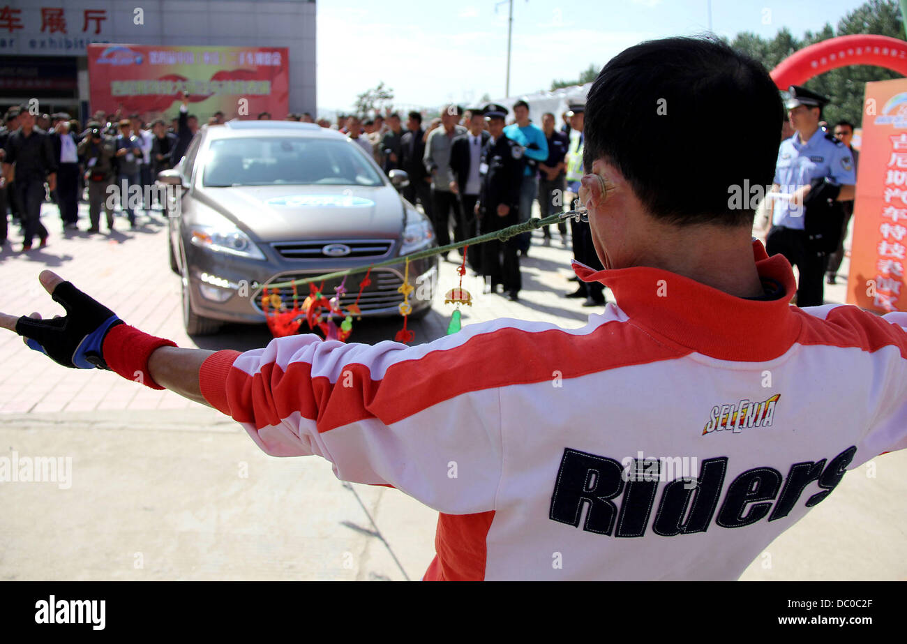 Nessun bisogno di chiamare la ripartizione di emergenza il servizio! Uno stunt performer da Shandong mostra che egli è in grado di trainare una macchina insieme con i suoi orecchi all'auto di seconda mano Piazza Affari nello Shandong, est della Cina di provincia. Cina - Settembre 2011 Foto Stock