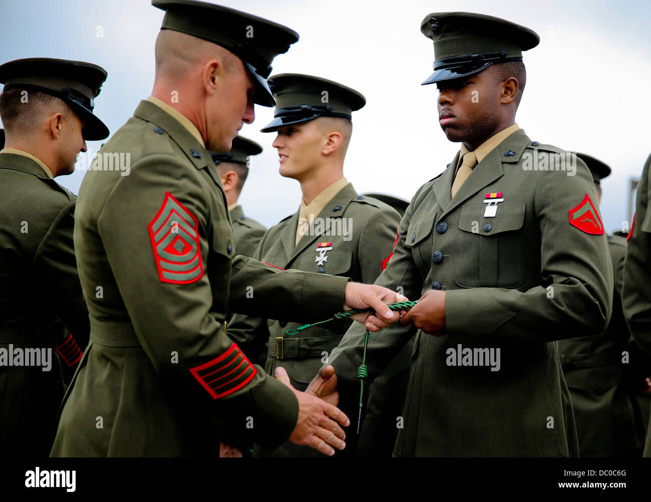 Marines americani con il 5° Reggimento Marine, sono presentati un Fourragere francese nel corso di una cerimonia a bordo campo San Mateo parade deck Agosto 1, 2013 Camp Pendleton, CA. Il reggimento è uno dei due Marine Corps reggimenti autorizzati ad indossare il fourragere per azioni eroiche durante la guerra mondiale I. Foto Stock