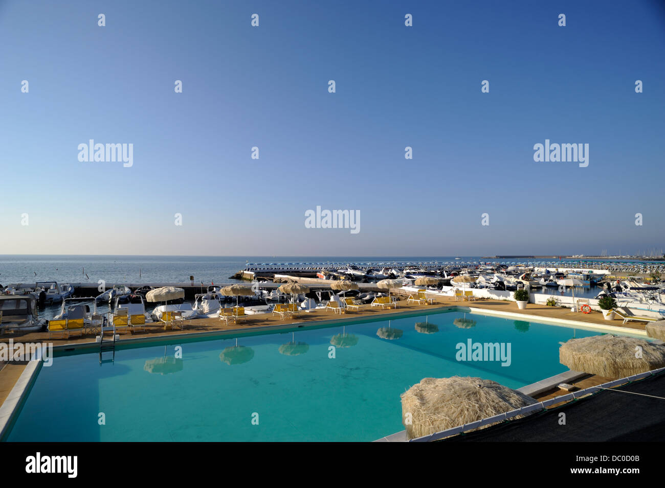 L'Italia, lazio, San Felice Circeo, svuotare la piscina e la spiaggia Foto  stock - Alamy