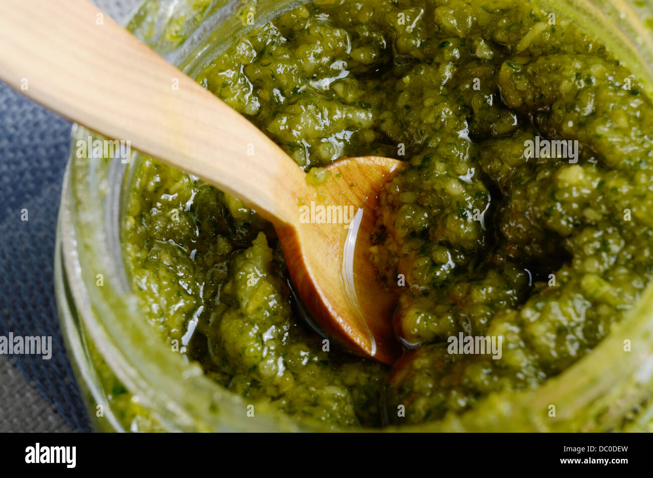 Pesto di basilico in salsa di vasetto in vetro Foto Stock