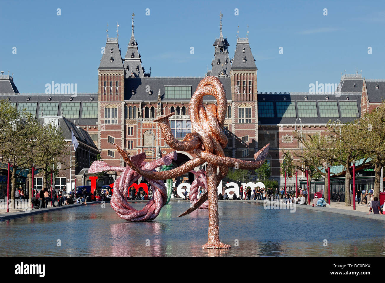 Amsterdam Paesi Bassi Olanda Europa scultura in stagno riflettente di fronte il Rijksmuseum con 'Io sono Amsterdam' firmare Foto Stock