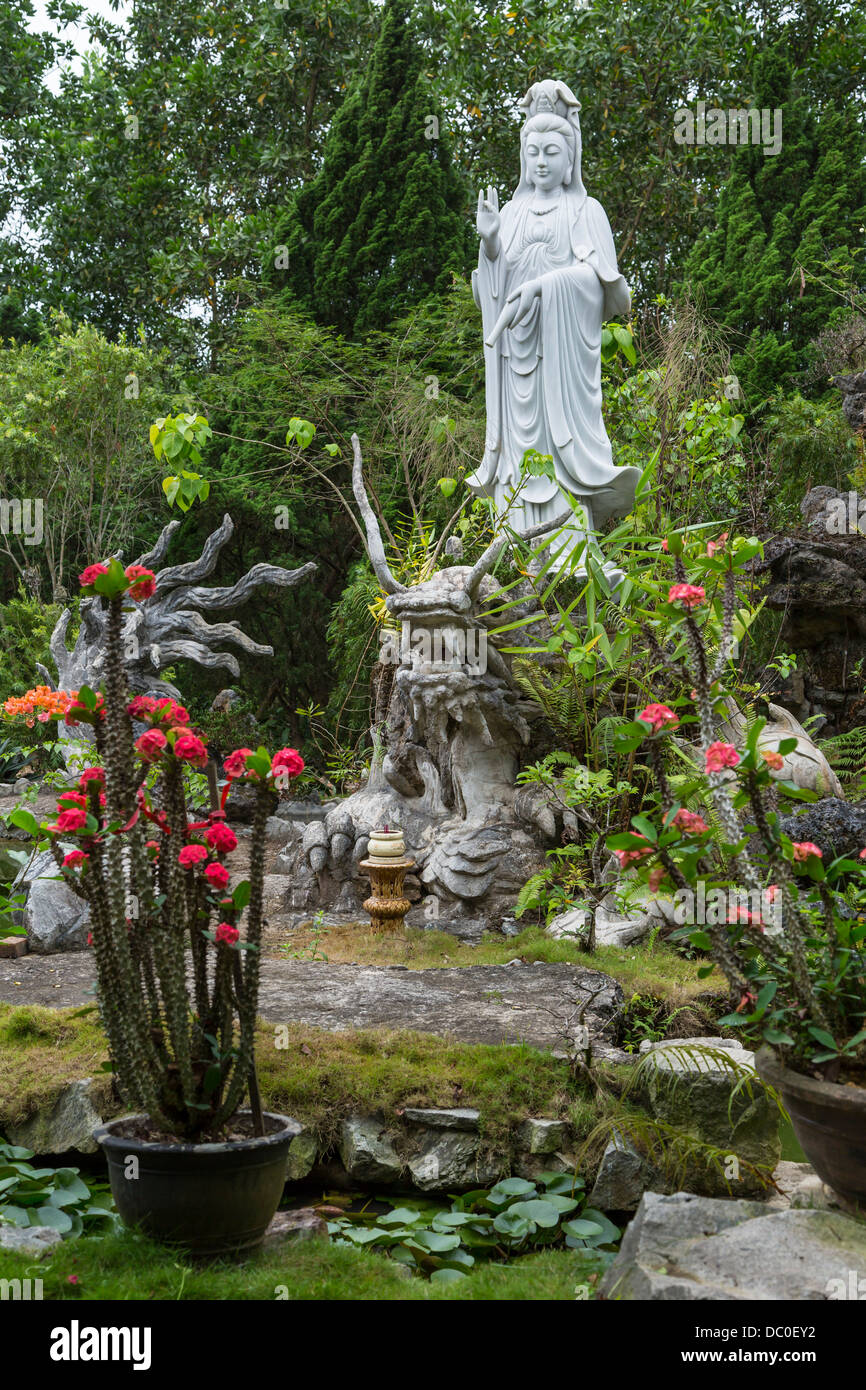 Un santuario buddista e giardini presso la Dong Thuyen Pagoda e il monastero in tinta, Vietnam, in Asia. Foto Stock