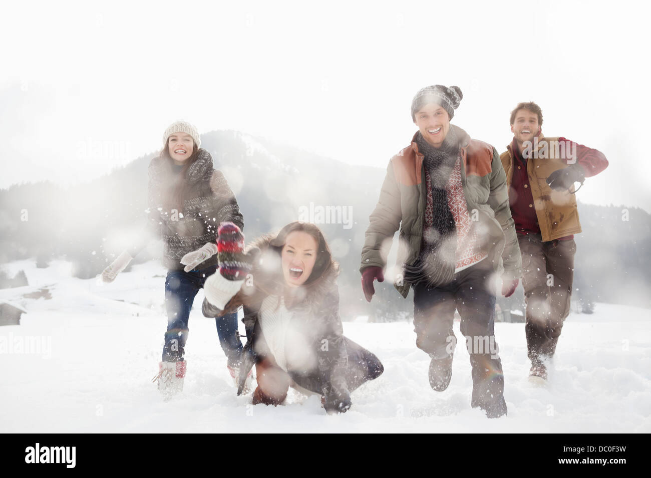Ritratto di amici a giocare nel campo nevoso Foto Stock