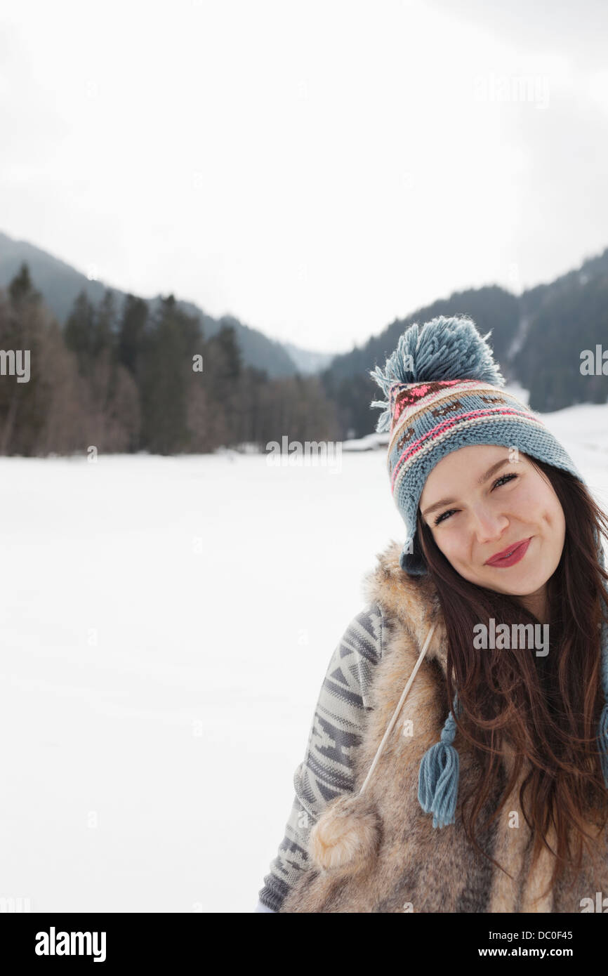 Ritratto di donna sorridente nel campo nevoso Foto Stock