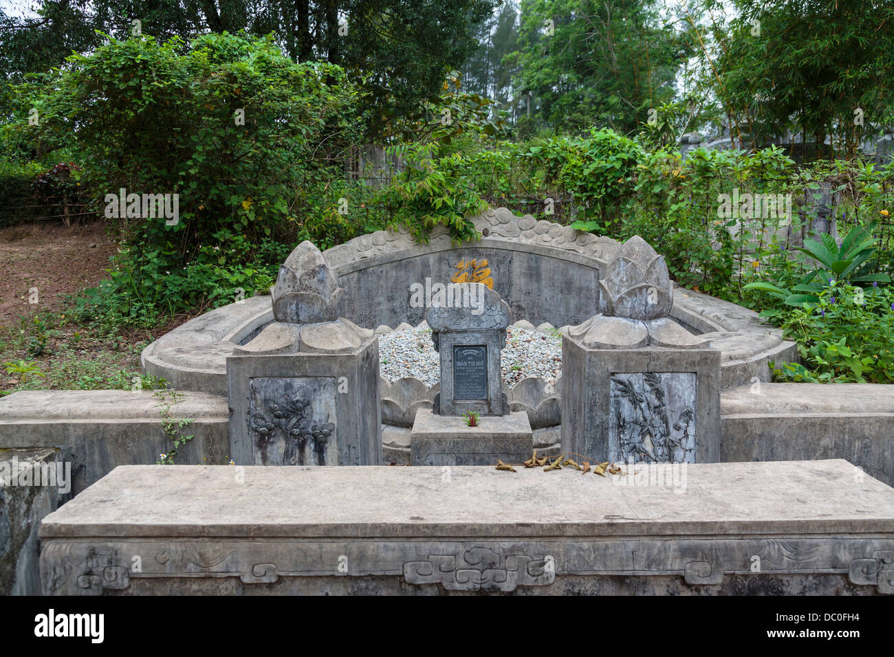 Una tomba ed il cimitero presso la Dong Thuyen Pagoda e il monastero in tinta, Vietnam, in Asia. Foto Stock