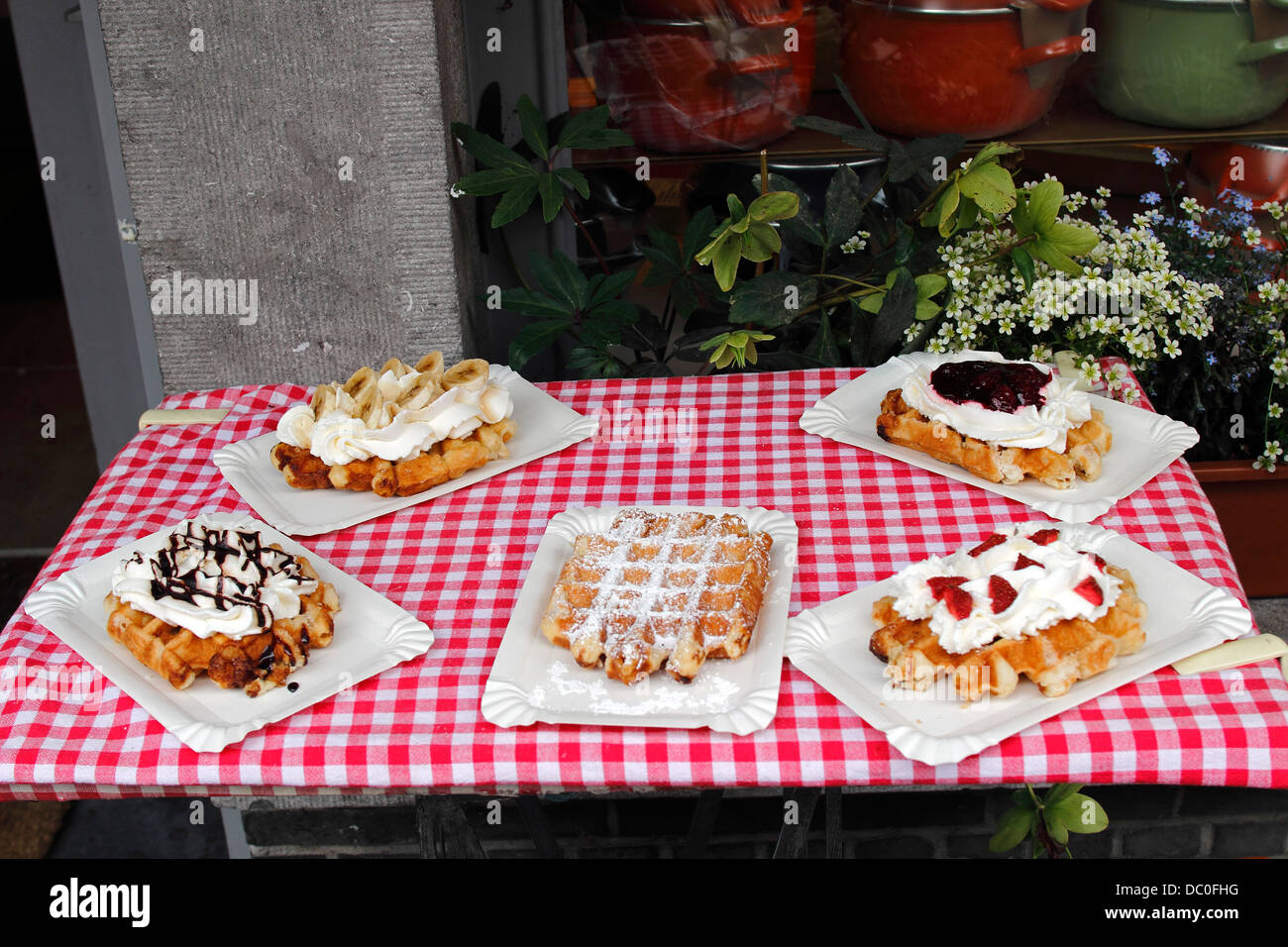 Bruges Belgio Fiandre Europa Brugge restaurant cafe display cialde belghe Foto Stock