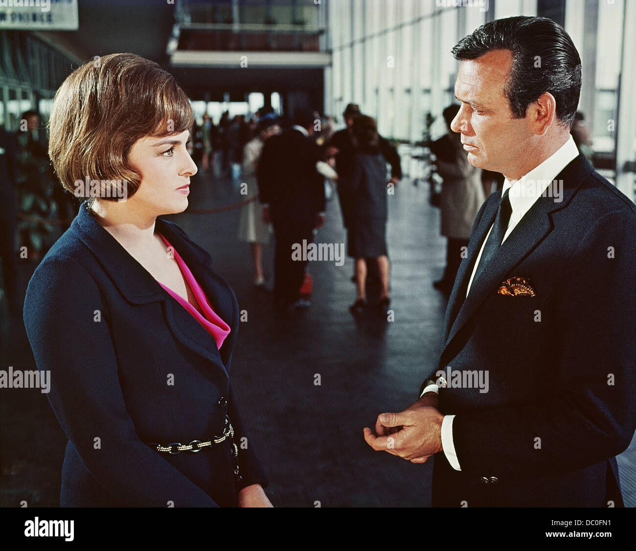 1960s 1968 MOTION PICTURE LE SCARPE DEL PESCATORE SCENA CON DAVID JANSEN, BARBARA JEFFORD Foto Stock