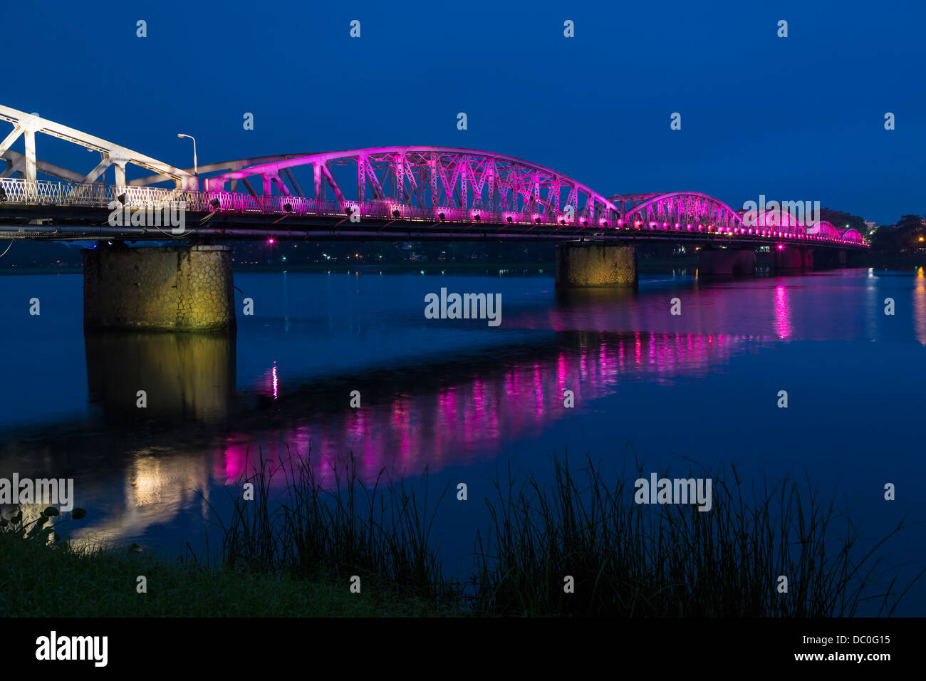 Il Truong Tien ponte che attraversa il fiume Perfume illuminata di notte in tinta, Vietnam, in Asia. Foto Stock