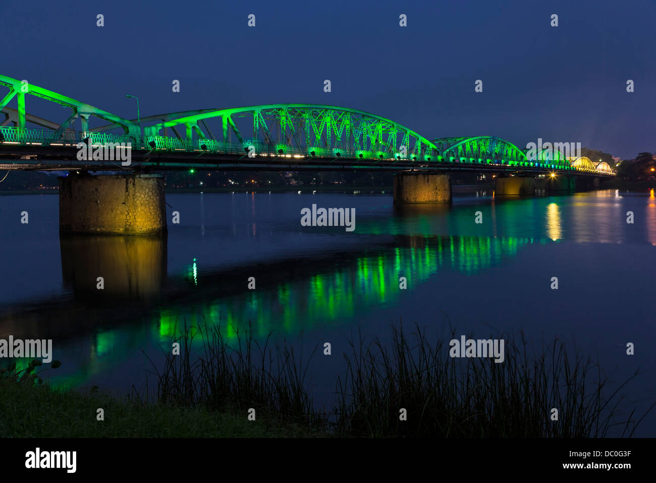 Il Truong Tien ponte che attraversa il fiume Perfume illuminata di notte in tinta, Vietnam, in Asia. Foto Stock