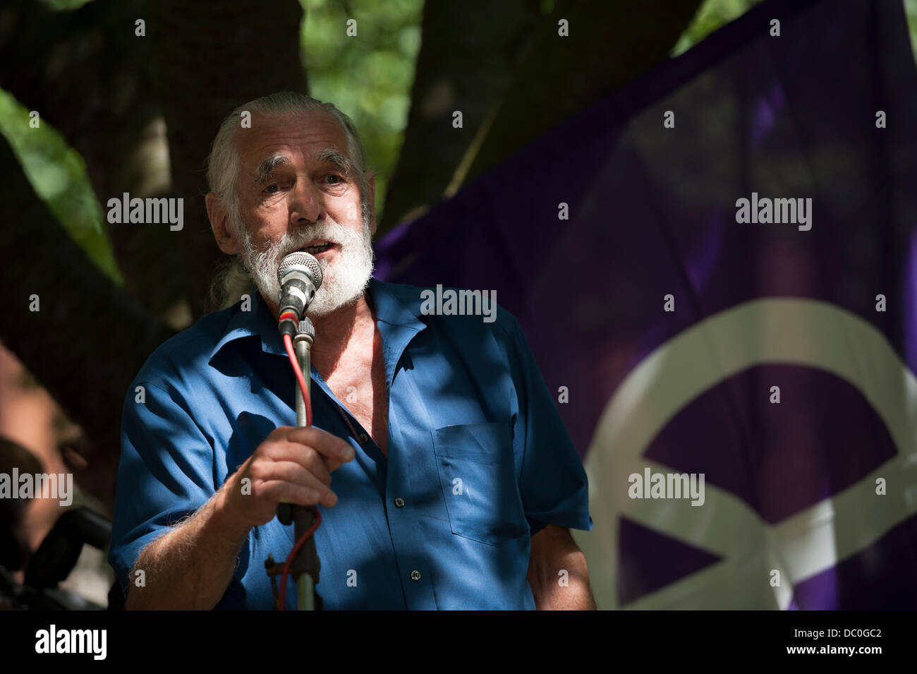 Londra, UK, 6 agosto 2013. Una cerimonia di letture e una canzone in memoria delle vittime di Hiroshima è stato tenuto in Tavistock Square insieme con ghirlande prevista su un giapponese di ciliegio in giardini. Il 6 agosto 2013 segna il 68esimo anniversario della bomba atomica esplosione nel 1945. Credito: Lee Thomas/Alamy Live News Foto Stock