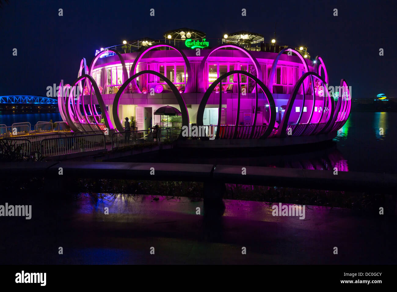La canzone Hung ristorante galleggiante illuminata di notte in tinta, Vietnam, in Asia. Foto Stock