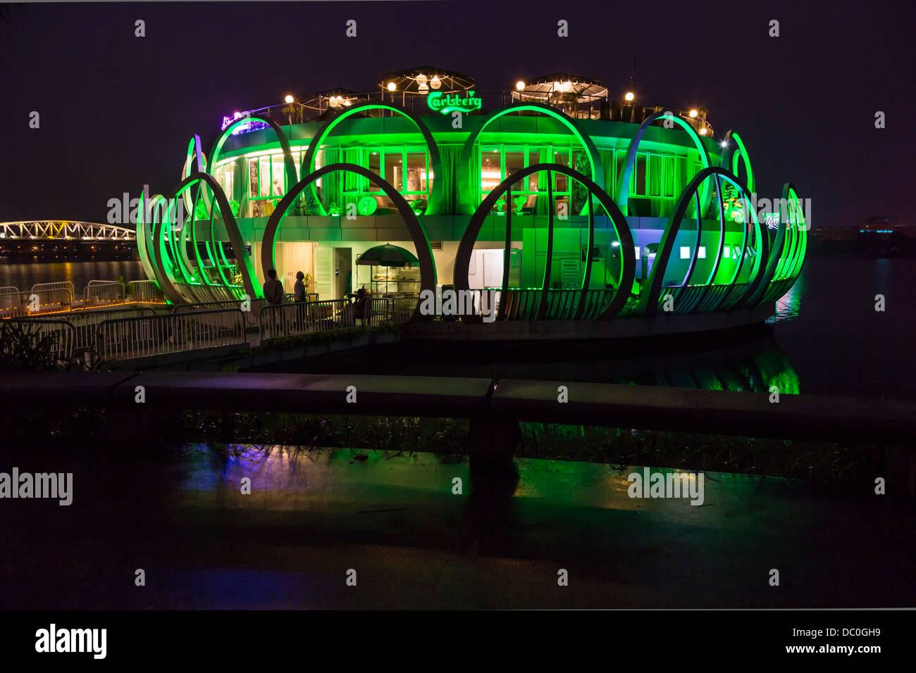 La canzone Hung ristorante galleggiante illuminata di notte in tinta, Vietnam, in Asia. Foto Stock