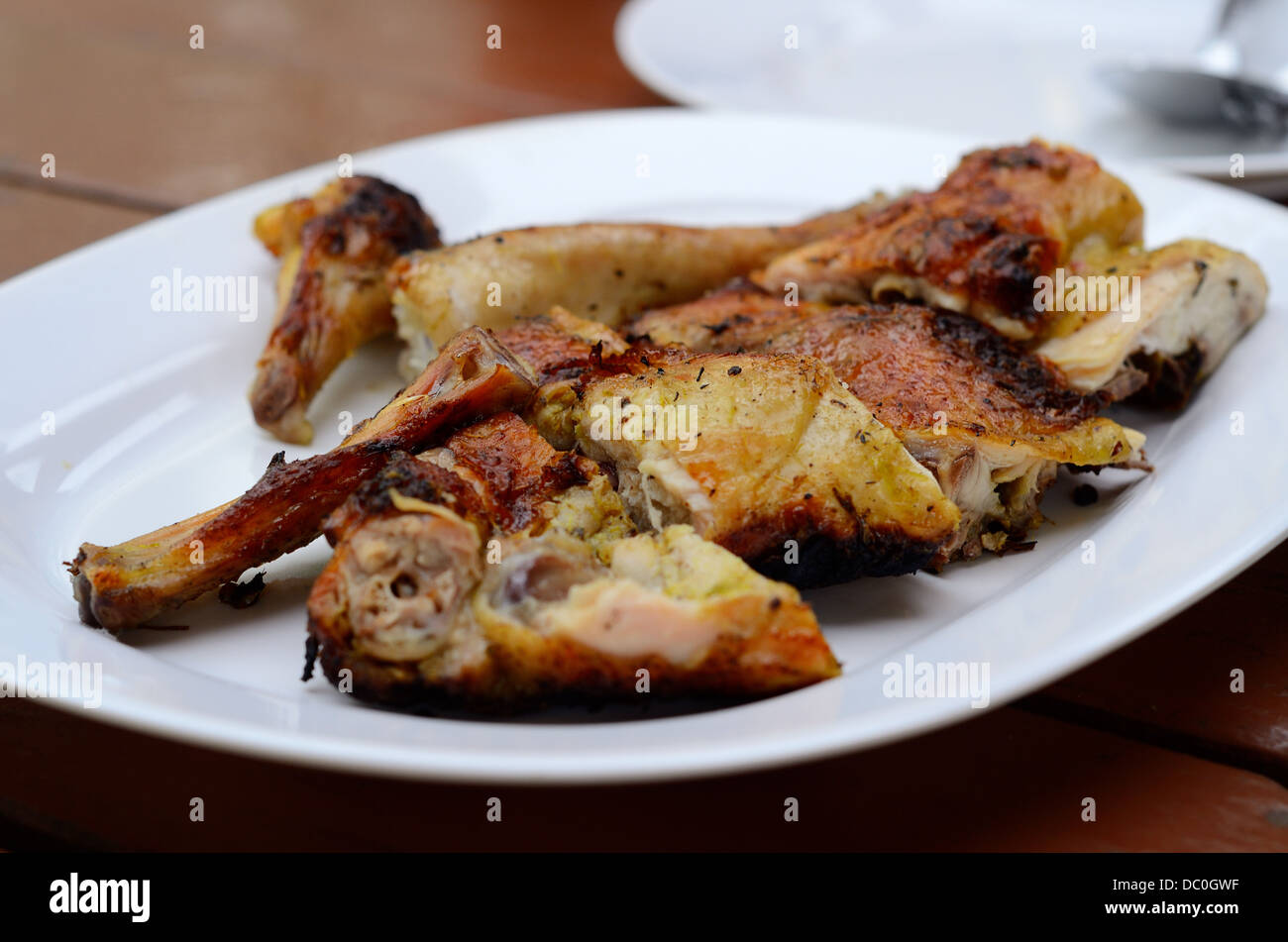 Bella pollo alla griglia su bianco dich al mercato Tailandese Foto Stock