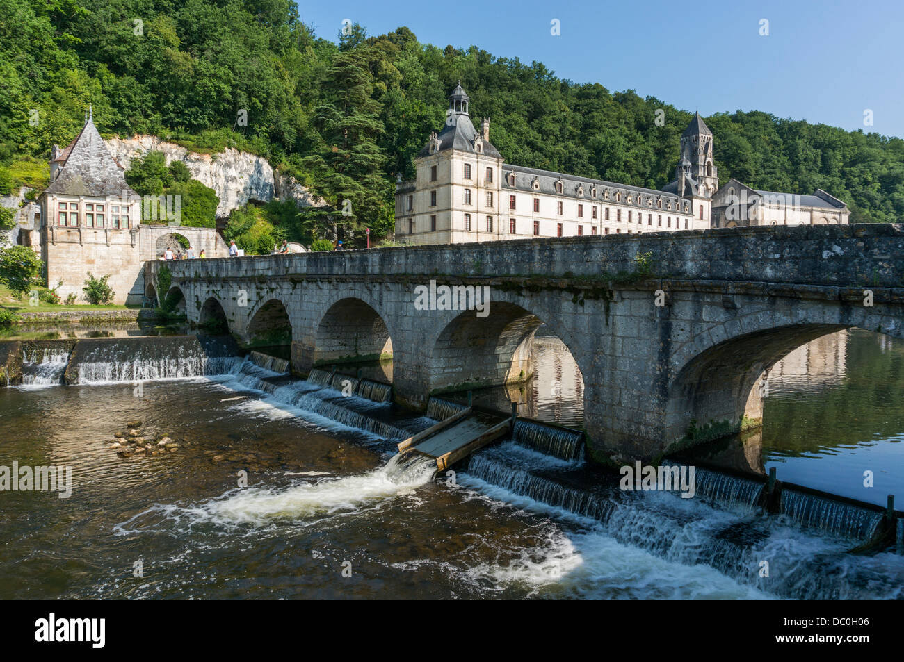 Bella scena della Abbazia Benedettina, torre campanaria, fiume Dronne e ponte, nel comune di Brantôme, in Dordogna nel sud-ovest della Francia, Europa Foto Stock