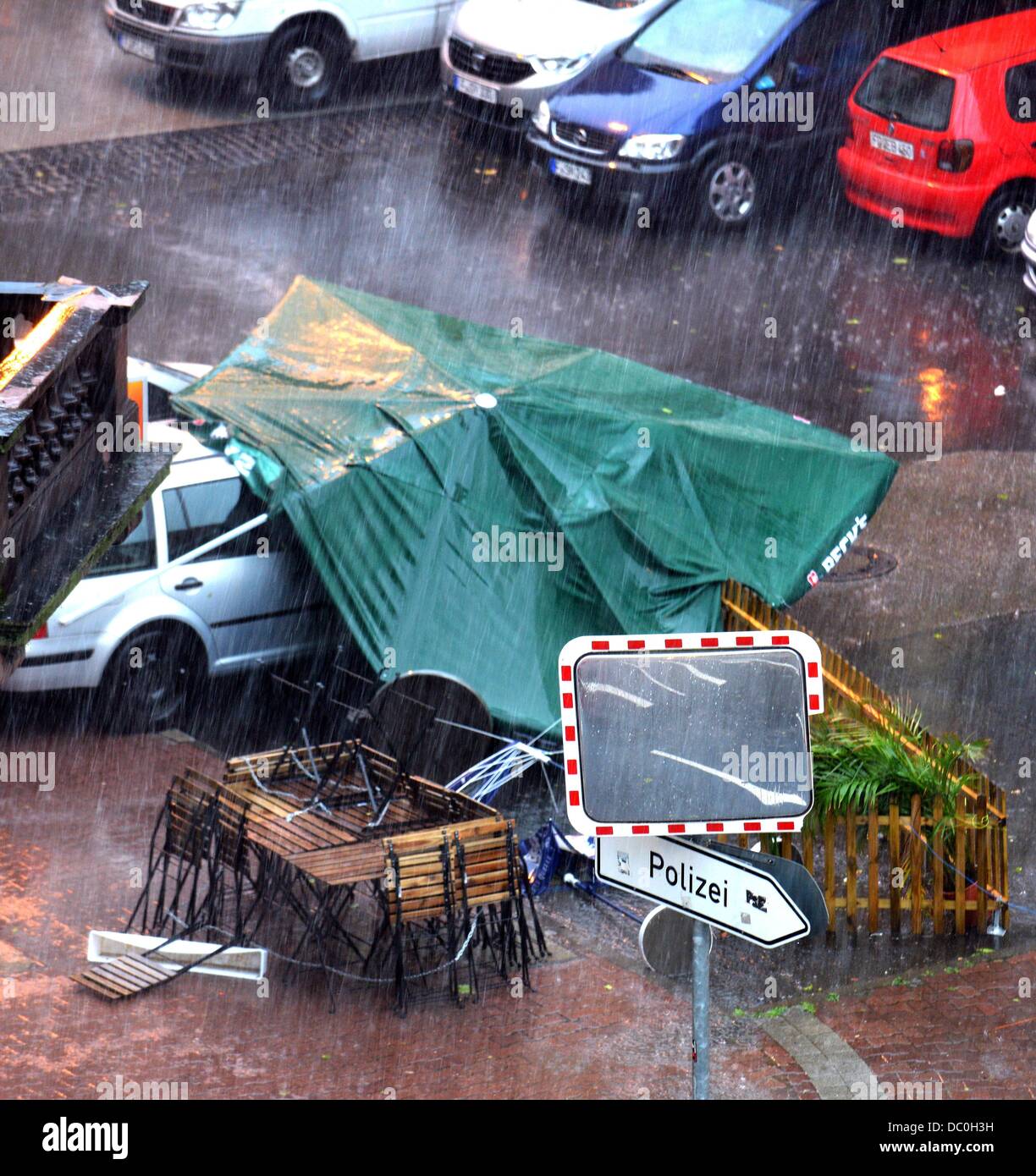 Un ombrello è stato bruciato su di una vettura durante una tempesta in Francoforte sul Meno, Germania, 06 agosto 2013. Dopo giorni di temperature calde, le tempeste hanno spostato in tutta la zona e il tedesco servizio meteo è avviso di ulteriore tempeste. Foto: KAI-UWE WAERNER Foto Stock