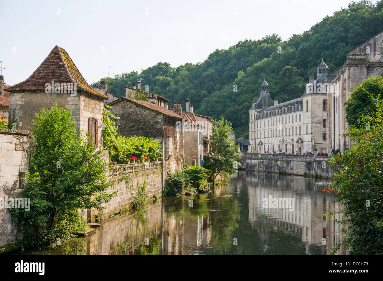 Le proprietà che si affaccia sul fiume Dronne, con l'abbazia sull'altro lato, in Brantôme, nel dipartimento di Dordogna nel sud-ovest della Francia, l'Europa. Foto Stock