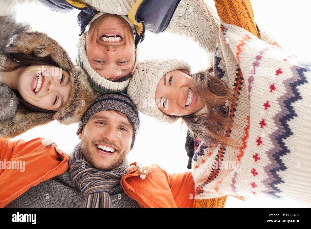 Angolo basso ritratto di felice amici in huddle Foto Stock