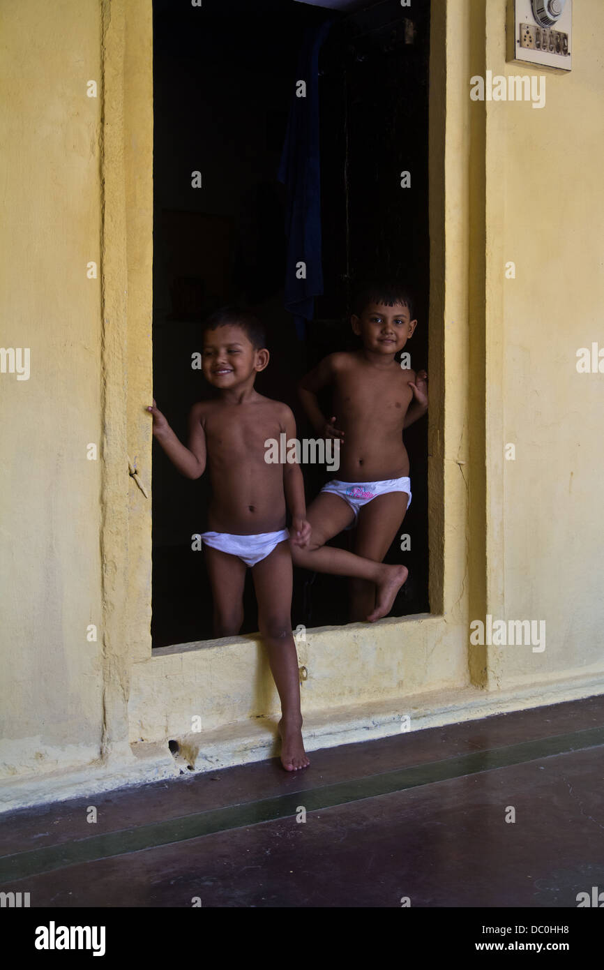 Sorelle in casa locale di Varanasi in India Foto Stock