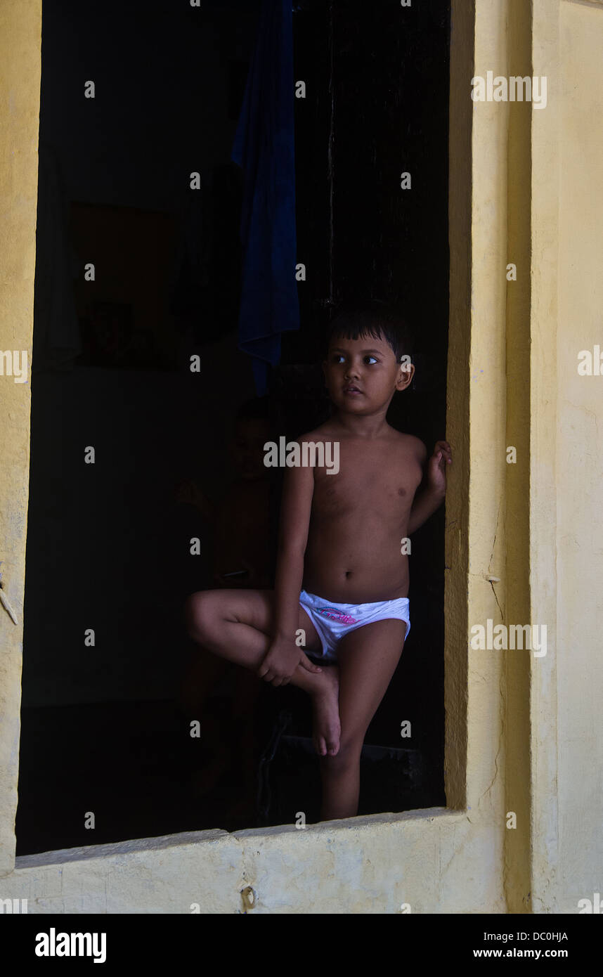 Preteen girl in una casa locale in città indiana di Varanasi Foto Stock