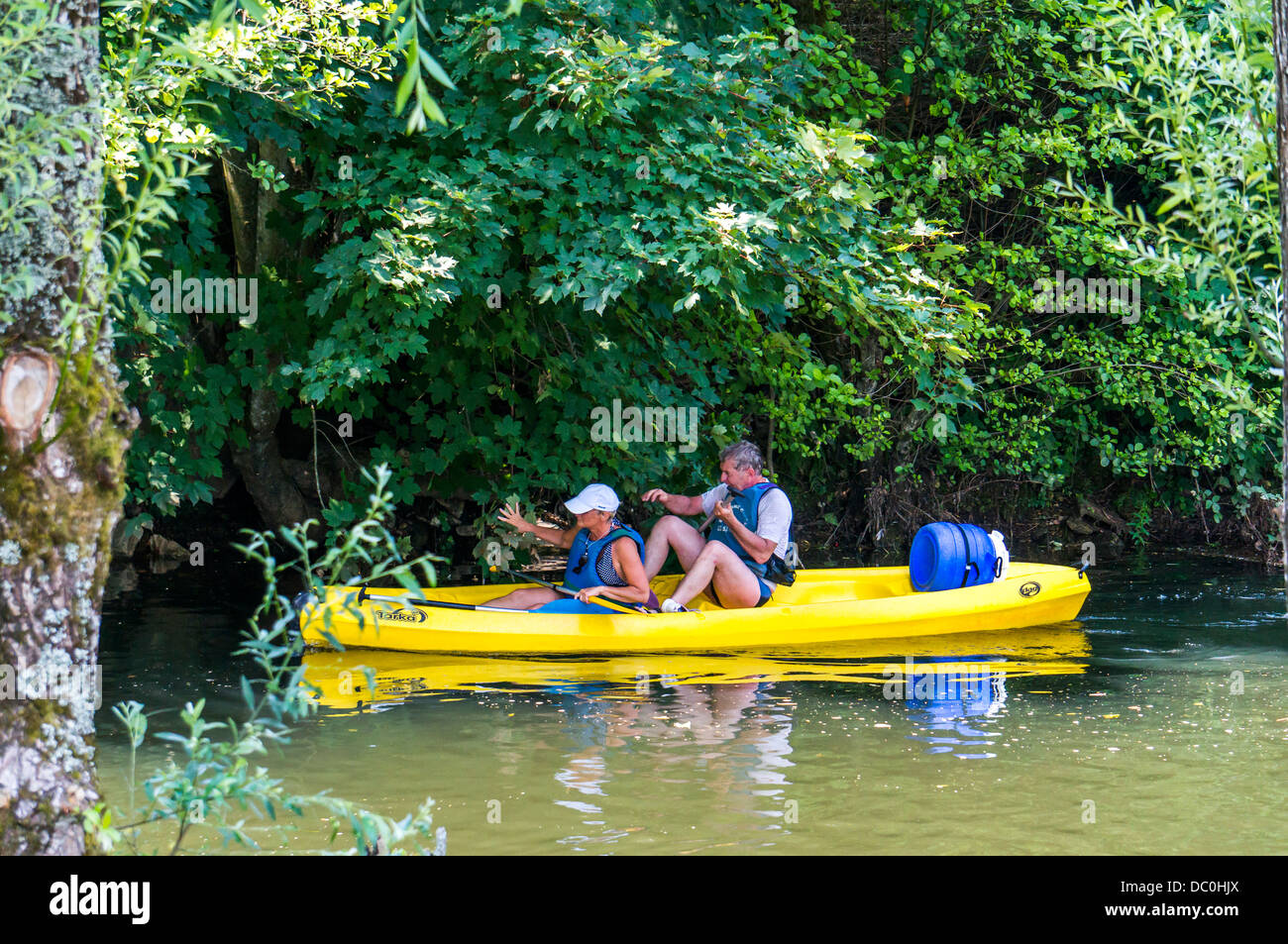 Coppia di anziani in un noleggio canoa sul fiume Dronne nel comune di Brantôme, nel dipartimento di Dordogna nel sud-ovest della Francia, l'Europa. Foto Stock