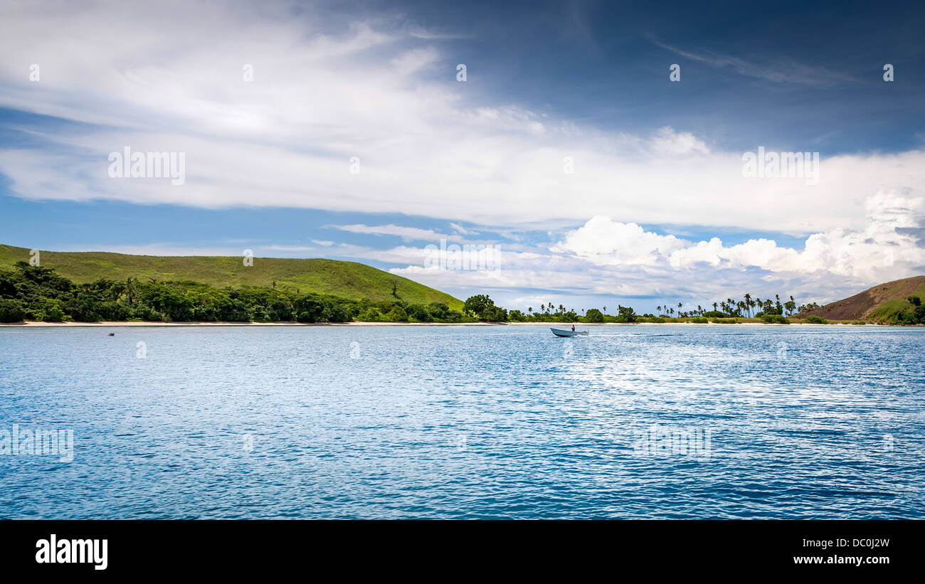 L'Isola di Mana, Fiji. La stupenda vista sul mare di questo paradiso tropicale nel Sud Pacifico. Foto Stock