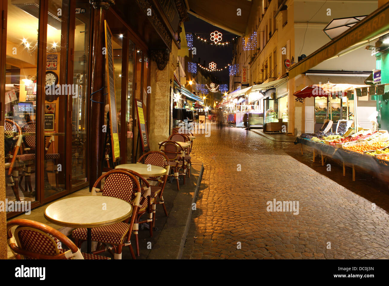 Rue Mouffetard di notte - famoso parigino di ciottoli lapidato street di notte decorato per il Natale Foto Stock